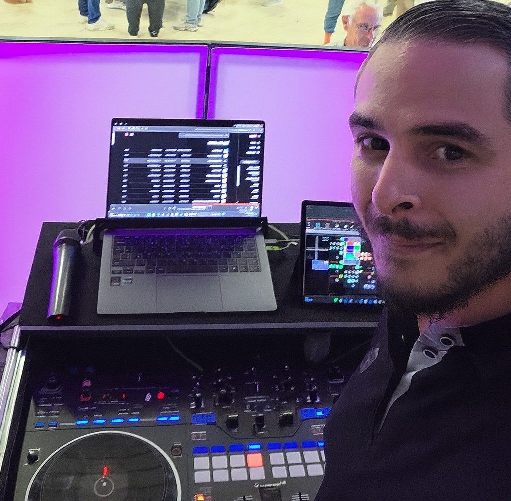 GS Event's aux platines Pioneer, la piste de danse animée en arrière-plan